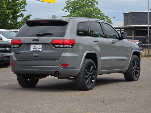 Used 2022 Jeep Grand Cherokee Laredo X AWD/4WD image 4