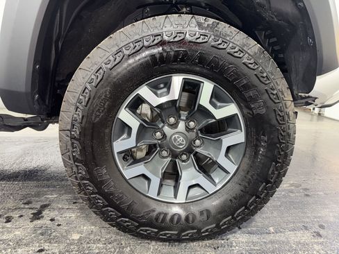 Used 2023 Toyota Tacoma TRD Off-Road w/ Technology Package AWD/4WD image 9