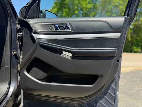 Used 2017 Ford Explorer XLT w/ Equipment Group 202A AWD/4WD image 19