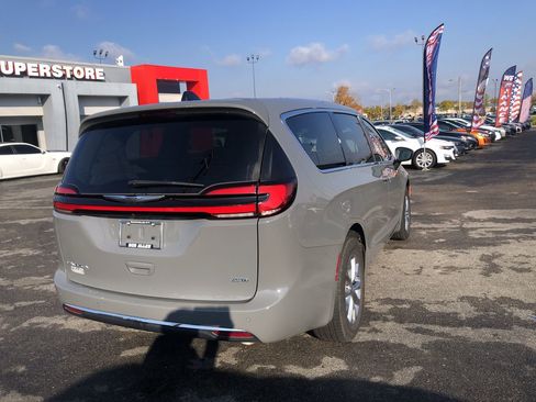Used 2023 Chrysler Pacifica Touring-L image 13