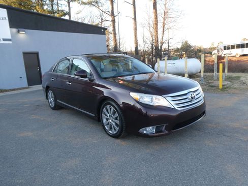 Used 2011 Toyota Avalon Limited image 3