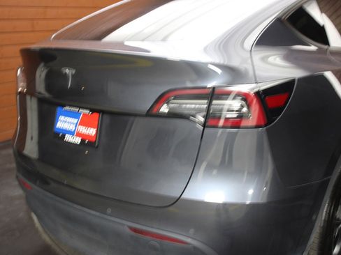 Used 2020 Tesla Model Y Long Range image 11