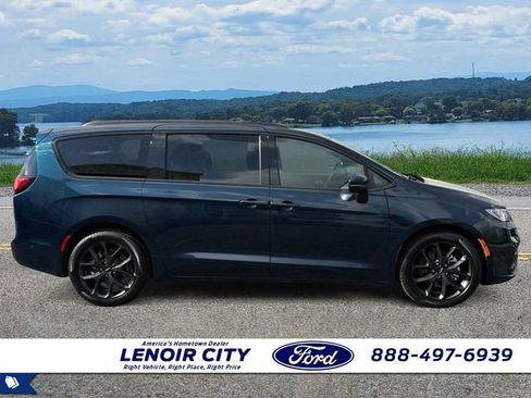 Used 2023 Chrysler Pacifica Touring-L w/ S Appearance Package image 2