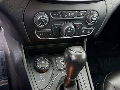 Used 2021 Jeep Cherokee Latitude Plus image 8