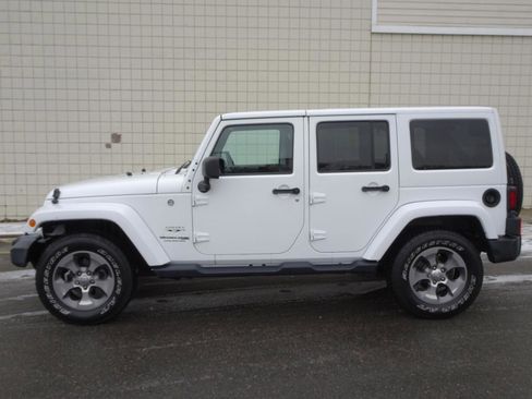 Used 2018 Jeep Wrangler Unlimited Sahara w/ Connectivity Group AWD/4WD image 4