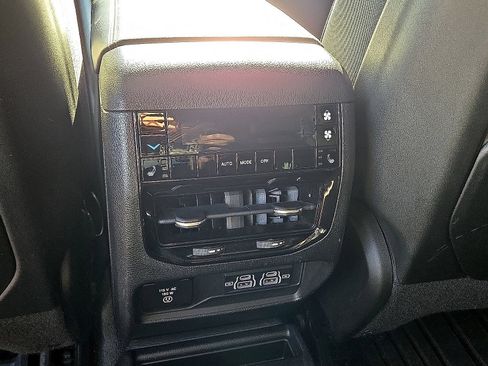 Used 2022 Jeep Grand Cherokee L Limited w/ Black Appearance Package AWD/4WD image 16