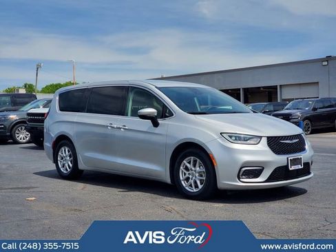 Used 2023 Chrysler Pacifica Touring-L FWD image 1