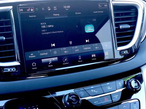 Used 2024 Chrysler Pacifica Touring-L image 20