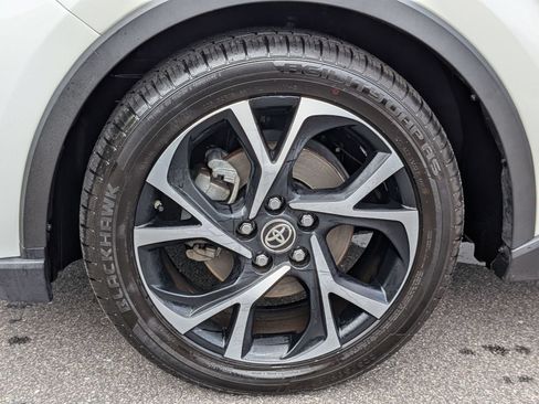 Used 2020 Toyota C-HR XLE FWD image 10