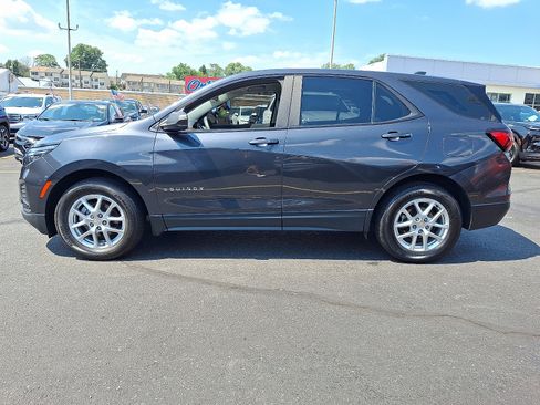 Used 2022 Chevrolet Equinox LS AWD/4WD image 2