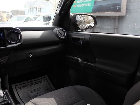 Used 2019 Toyota Tacoma TRD Off-Road w/ Technology Package image 11