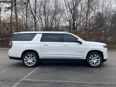Used 2022 Chevrolet Suburban High Country image 2