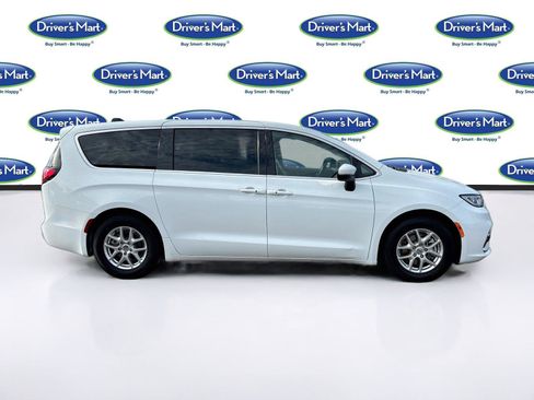 Used 2023 Chrysler Pacifica Touring-L FWD image 8