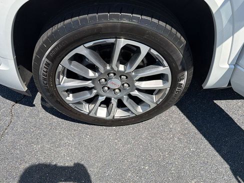Used 2023 GMC Acadia Denali w/ Denali Technology Package FWD image 40