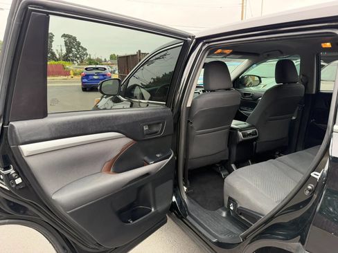 Used 2014 Toyota Highlander LE AWD/4WD image 11