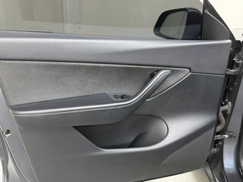 Used 2021 Tesla Model Y Long Range AWD/4WD image 18