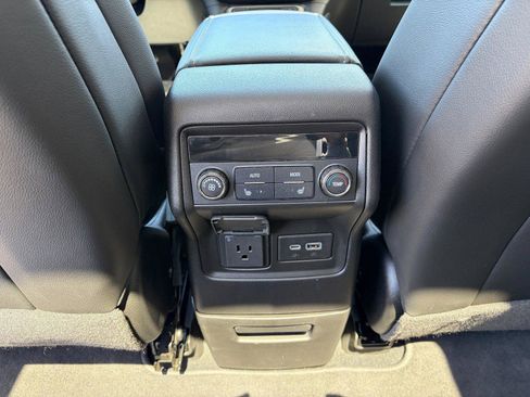 Used 2022 GMC Acadia Denali w/ Denali Ultimate Package AWD/4WD image 23