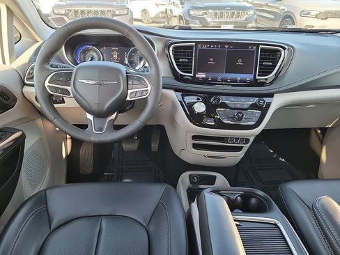 Used 2023 Chrysler Pacifica Touring-L FWD image 11