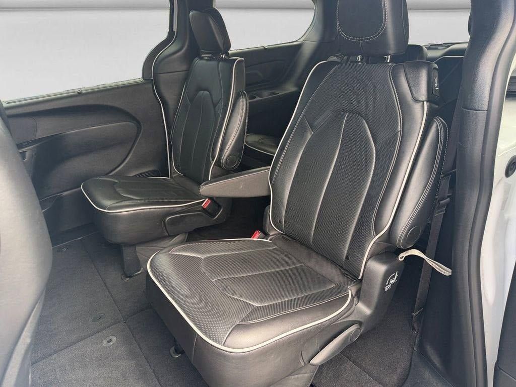 Used 2025 Chrysler Pacifica Limited FWD image 14