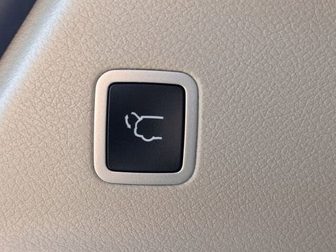Used 2023 Chrysler Voyager LX FWD image 11
