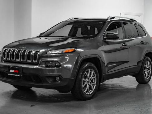 Used 2018 Jeep Cherokee Latitude Plus AWD/4WD image 6