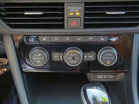 Used 2024 Volkswagen Jetta SE FWD image 25