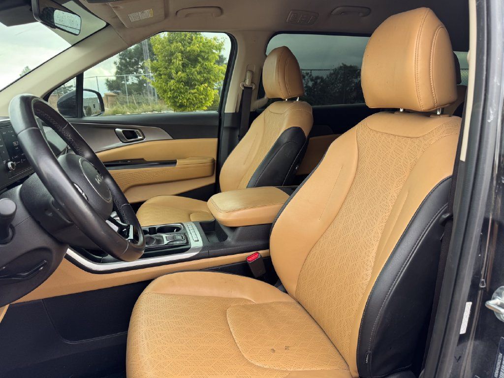 Used 2024 Kia Carnival LX FWD image 7