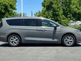 Used 2023 Chrysler Pacifica Limited image 3