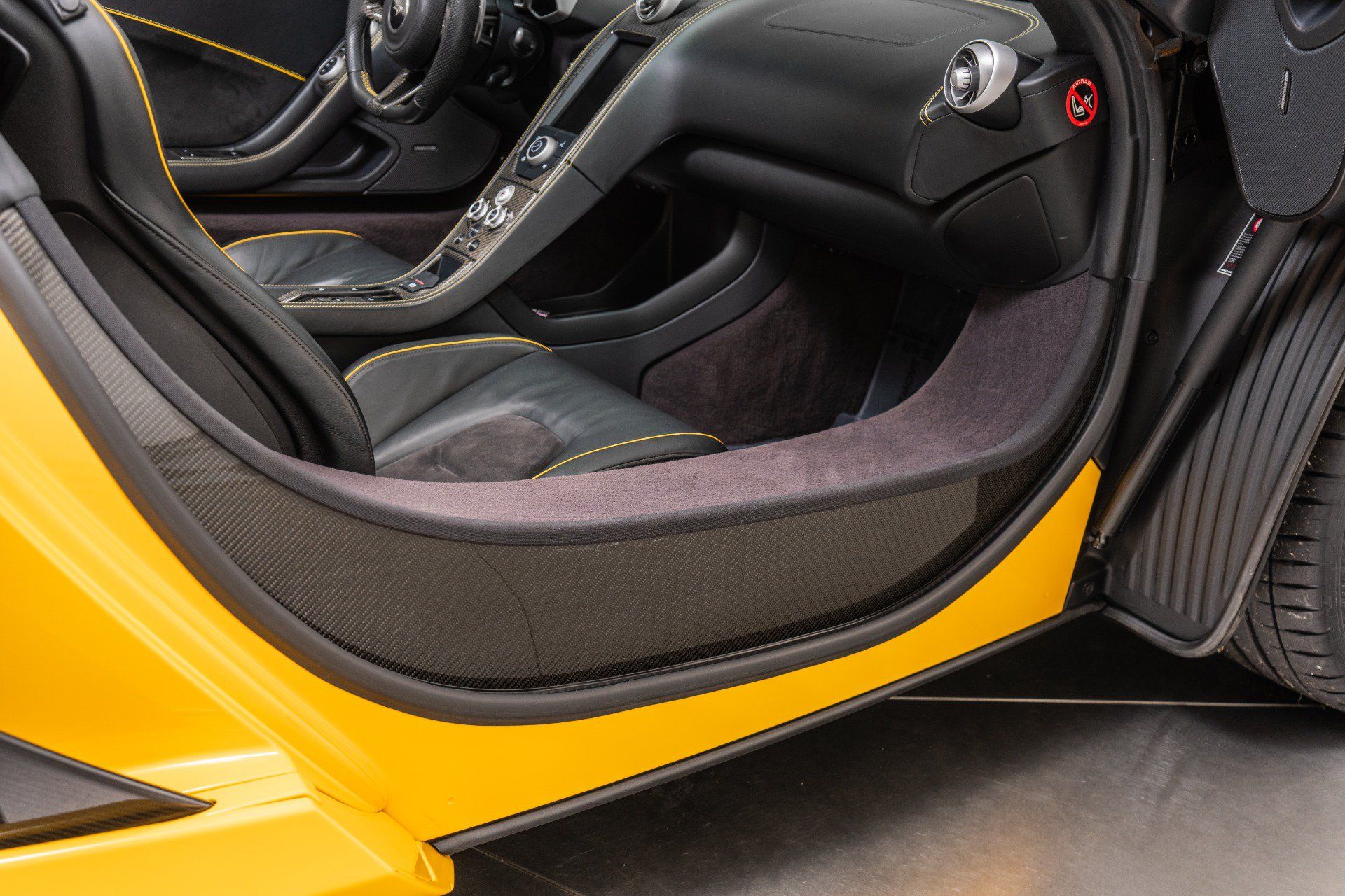 Used 2015 McLaren 650S Spider RWD image 28