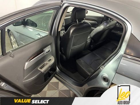 Used 2010 Chrysler Sebring Touring w/ Hands-Free Convenience Group FWD image 10