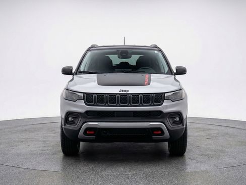 Used 2025 Jeep Compass Trailhawk image 2