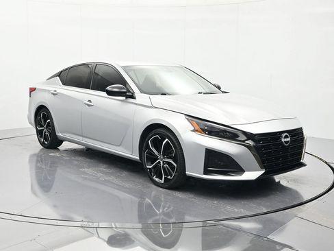 Used 2024 Nissan Altima 2.5 SR FWD image 3