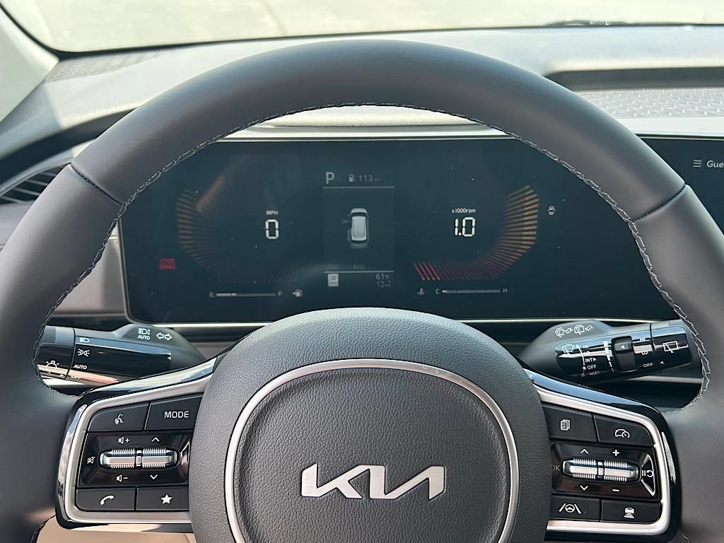 New 2025 Kia Carnival FWD image 18