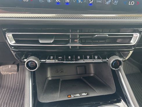 Used 2025 Chevrolet Traverse High Country image 29