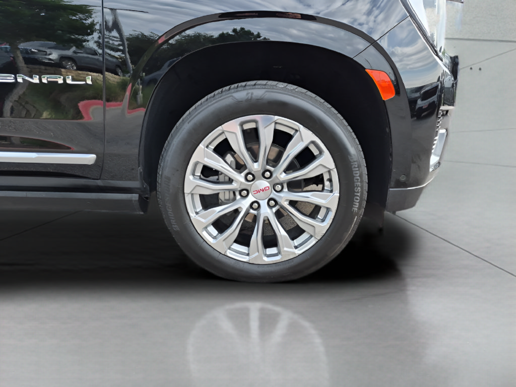 Used 2024 GMC Yukon Denali w/ Advanced Technology Package AWD/4WD image 13