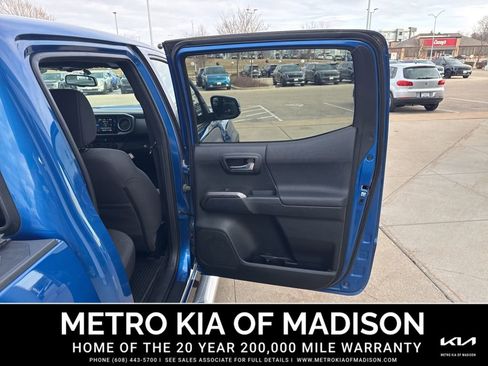 Used 2016 Toyota Tacoma TRD Off-Road w/ Premium & Technology Package image 30