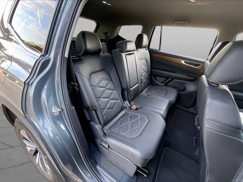 Used 2025 Volkswagen Atlas SE AWD/4WD image 17