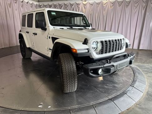 Used 2025 Jeep Wrangler Unlimited Sahara AWD/4WD image 3
