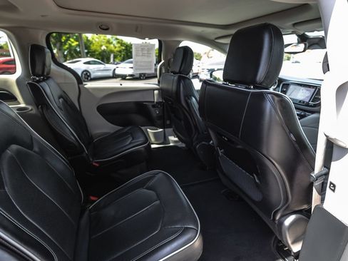 Used 2024 Chrysler Pacifica Limited FWD image 29