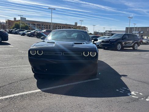 Used 2019 Dodge Challenger SXT image 2