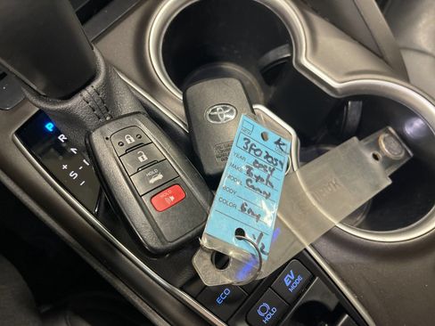 Used 2024 Toyota Camry XLE FWD image 10