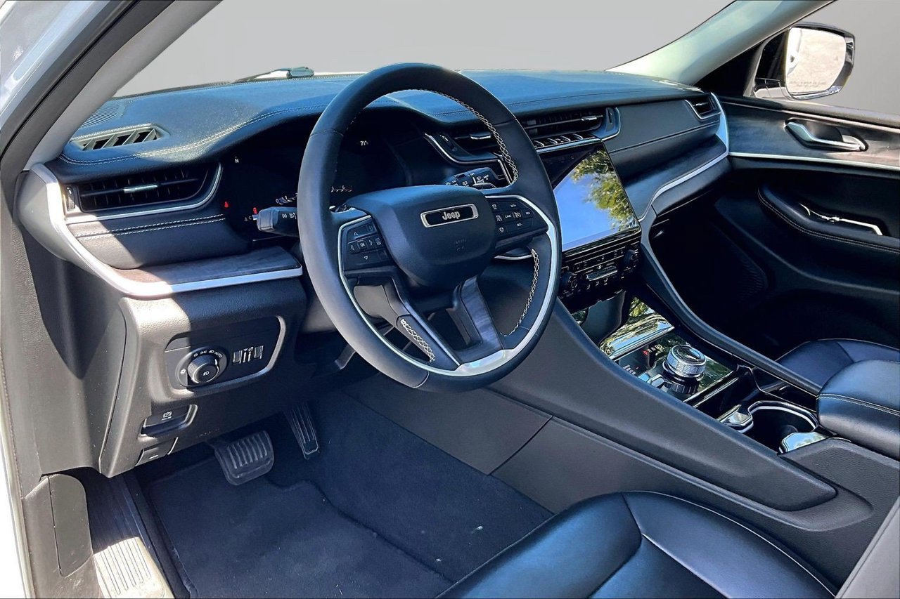 Used 2023 Jeep Grand Cherokee L Limited AWD/4WD image 19
