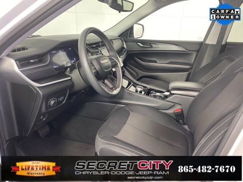 Used 2023 Jeep Grand Cherokee Laredo image 11