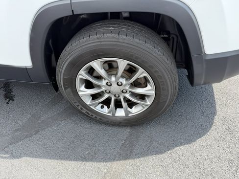 Used 2019 Jeep Cherokee Latitude Plus w/ Comfort/Convenience Group AWD/4WD image 14