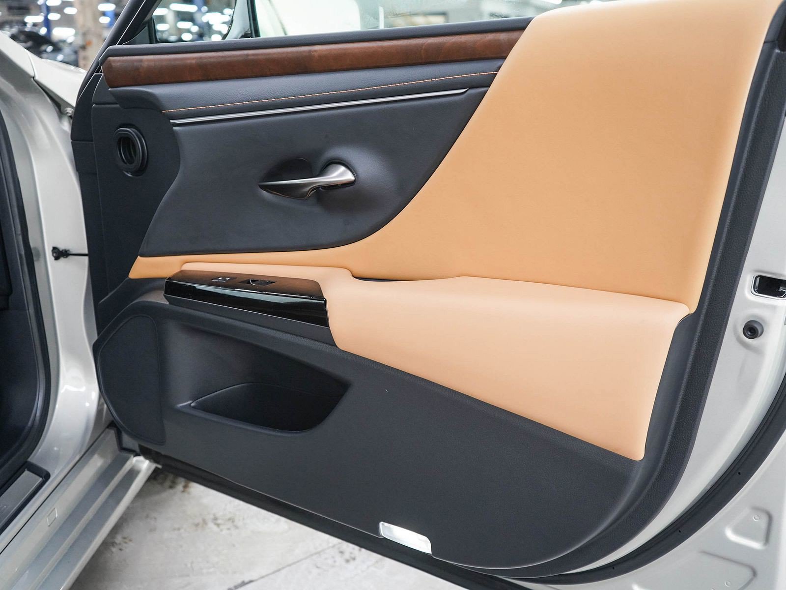 Used 2024 Lexus ES 350 w/ Premium Package FWD image 9