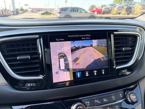 Used 2019 Chrysler Pacifica Touring-L FWD image 28