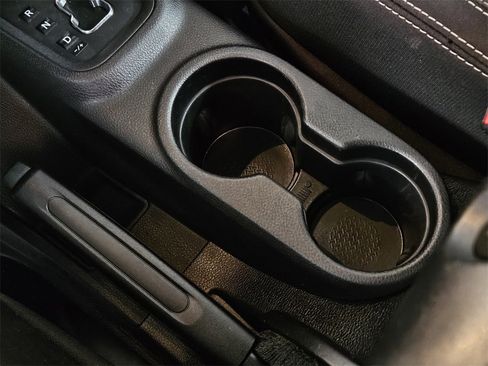 Used 2015 Jeep Wrangler Unlimited Sahara image 16