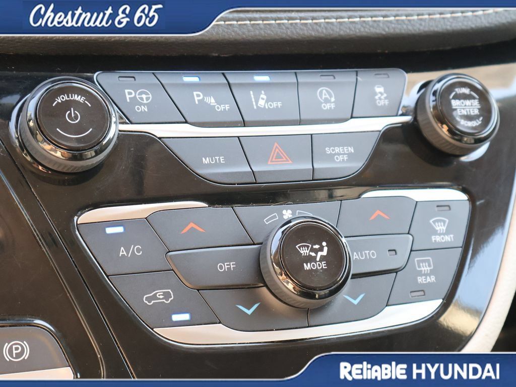 Used 2023 Chrysler Pacifica Touring-L AWD/4WD image 36