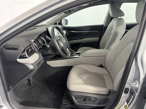 Used 2023 Toyota Camry XLE image 6