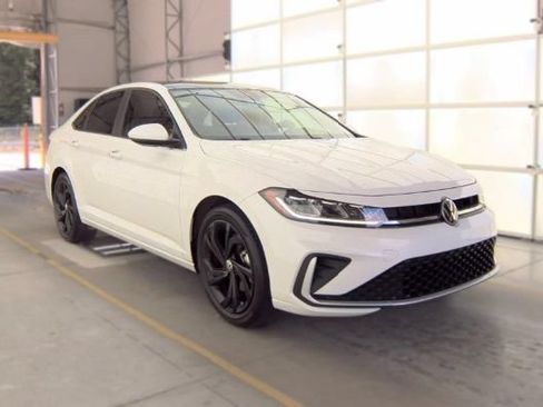 Used 2025 Volkswagen Jetta SE FWD image 3